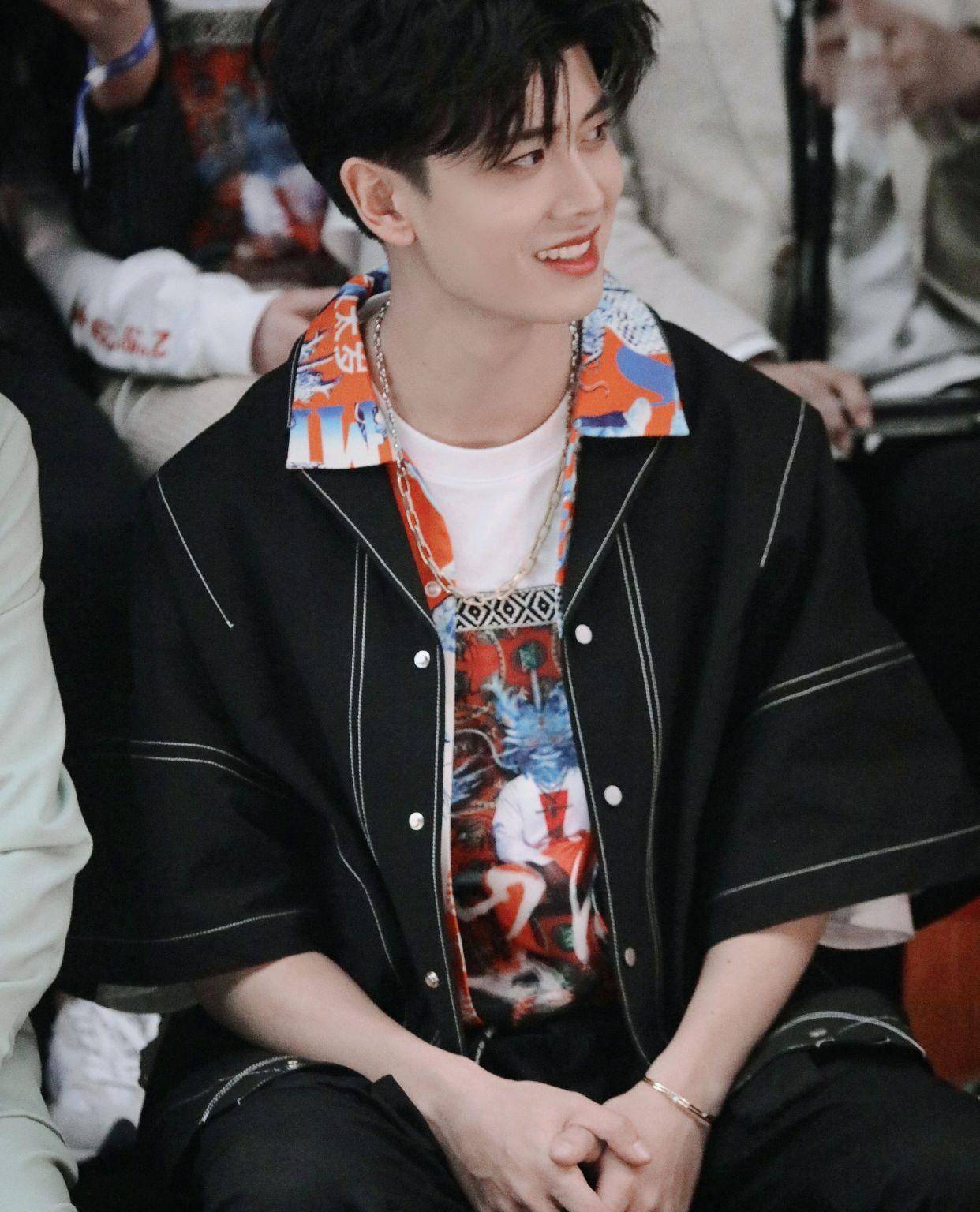 任嘉伦生日快乐 愿你的眼睛只看得到笑容 心中充满阳光 祝福