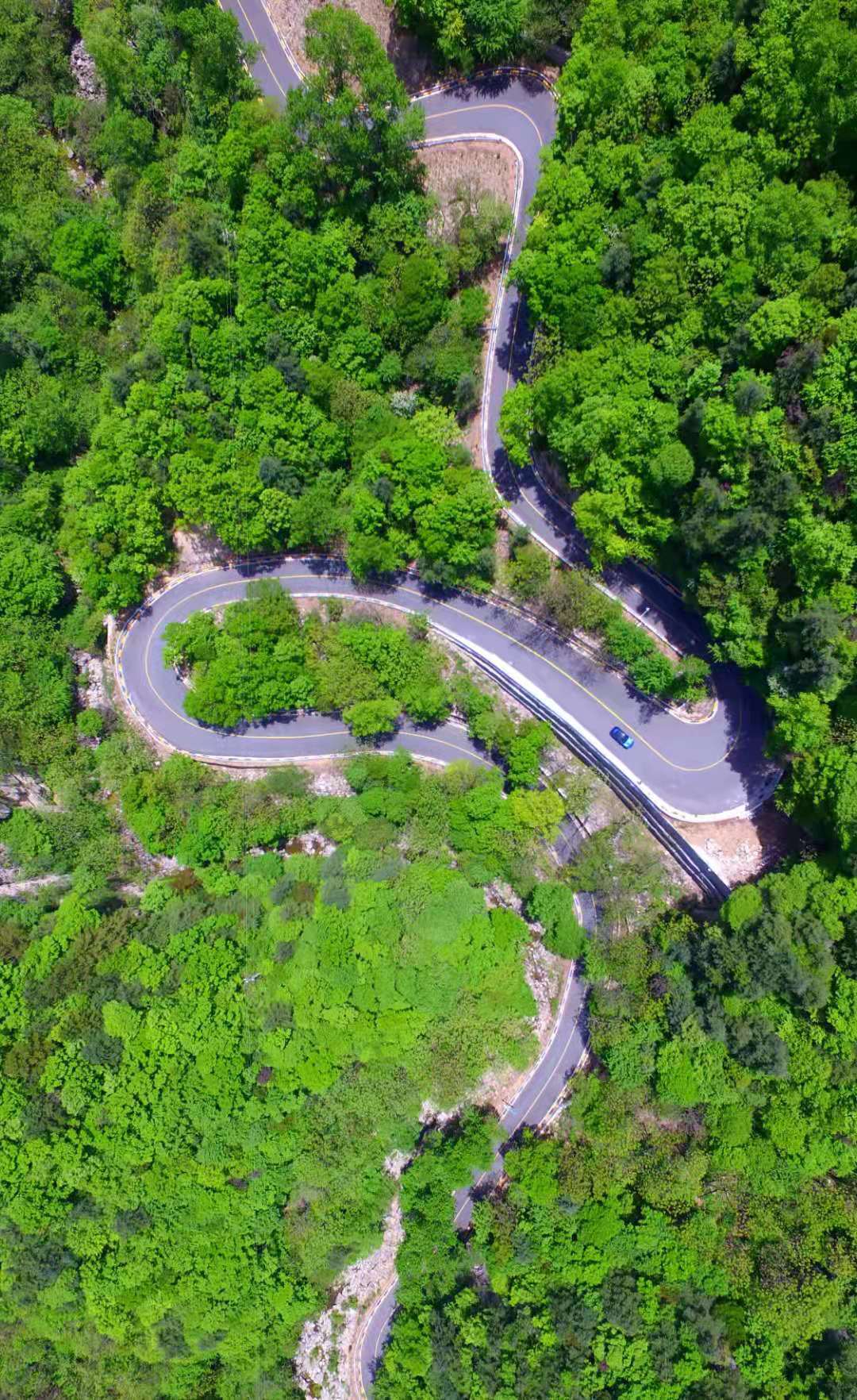龙峪湾穿越林海公路据了解,龙峪湾泉瀑飞涌,林海云海齐争艳,是中原