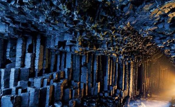“巨人之路”的尽头，有处黑色岩石山洞，风光独特声音更奇妙！