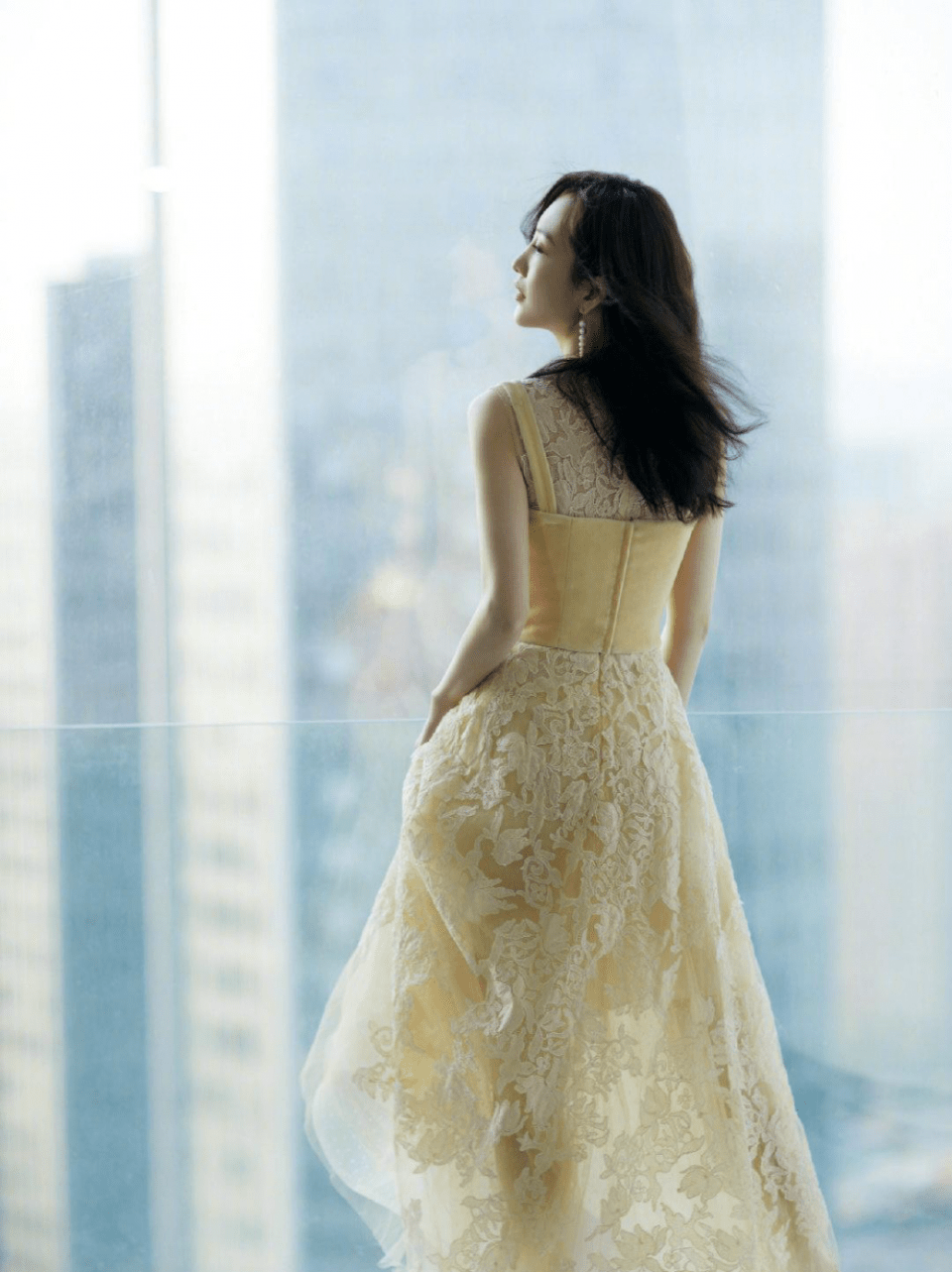 王鸥穿淡黄蕾丝长裙凸显优美身材尽显女神范