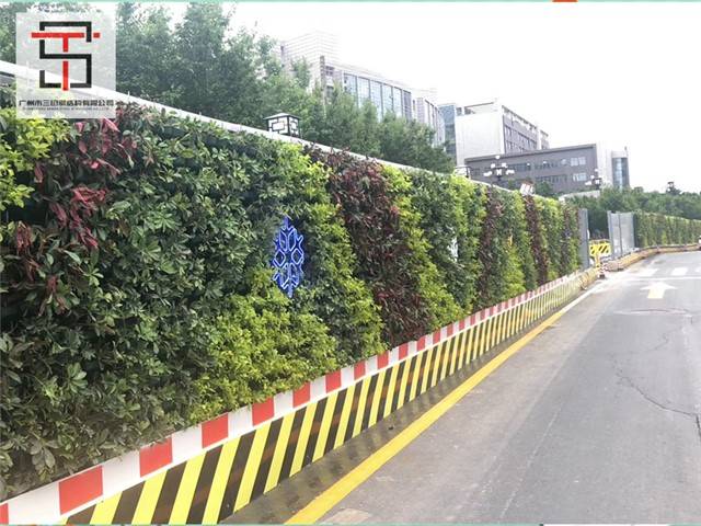 使用仿真绿植围挡的好处