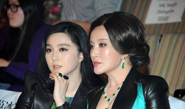 刘晓庆范冰冰同框比美,穿修身礼服典雅高贵,气场颜值都不输