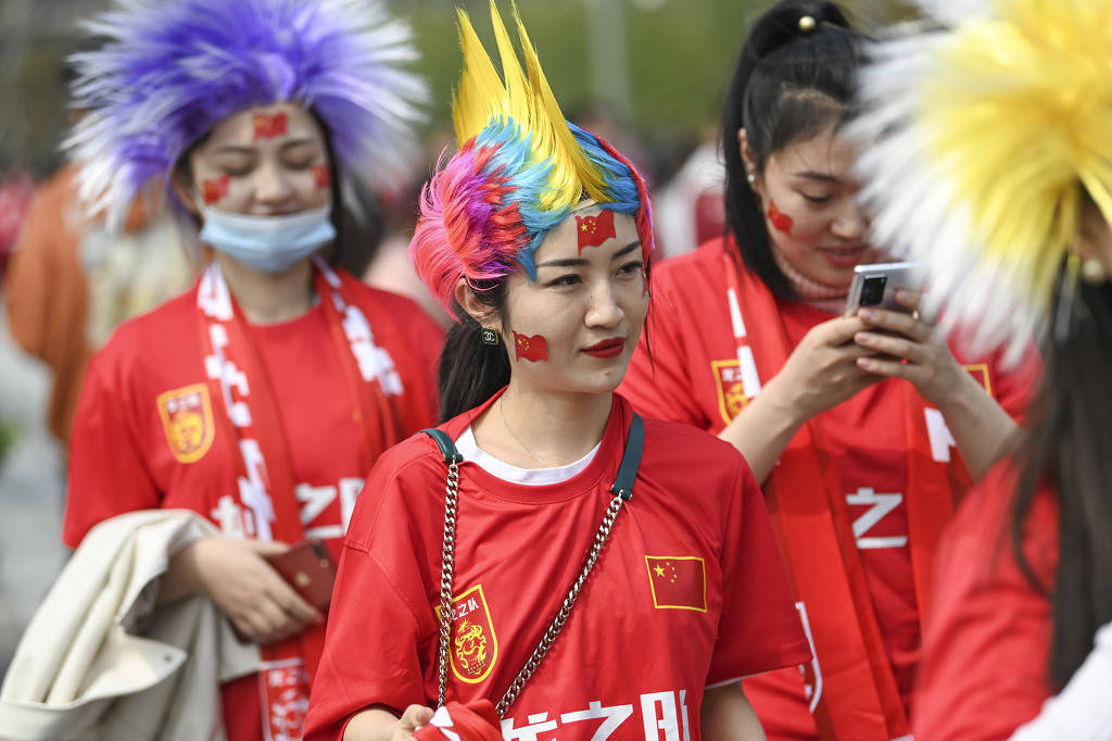 高清:中國女足球迷現場助威加油 美女粉絲吸睛