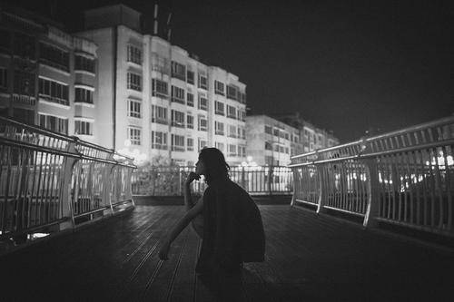 孤独黑夜一个人图片