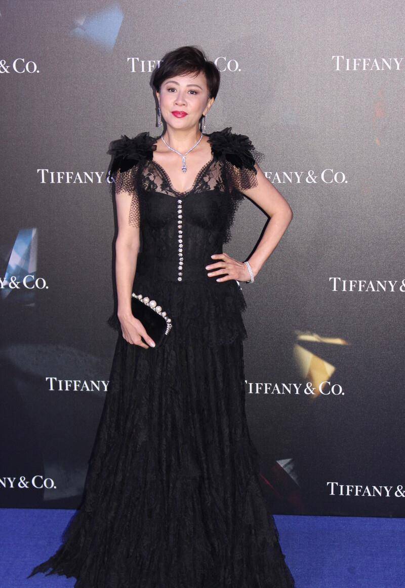 刘嘉玲越老越美穿黑色蕾丝裙配短发高级飒爽不失女人味