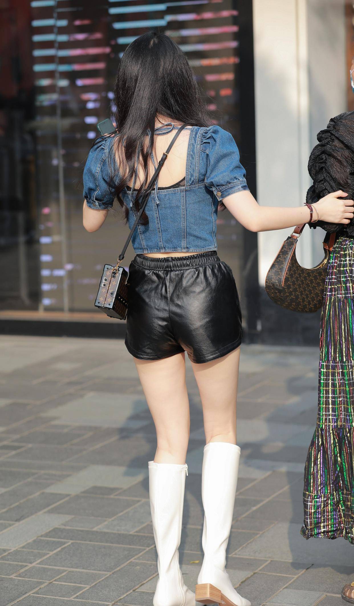 美女用黑色短裤搭配白色高筒靴不仅显腿长还让自己气质倍增