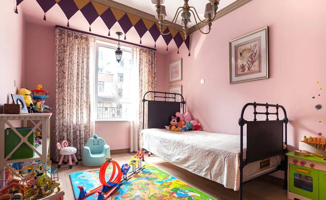 粉色系儿童房可以有一点颜色,但不一定要五彩缤纷,有一种主色调就好了