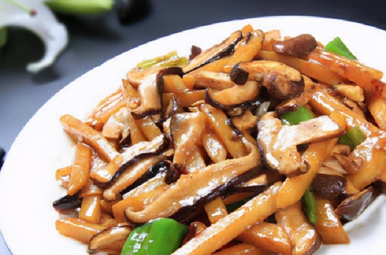 炒香菇前到底用不用焯水?厨师长教你正确做法,香菇鲜滑又营养!