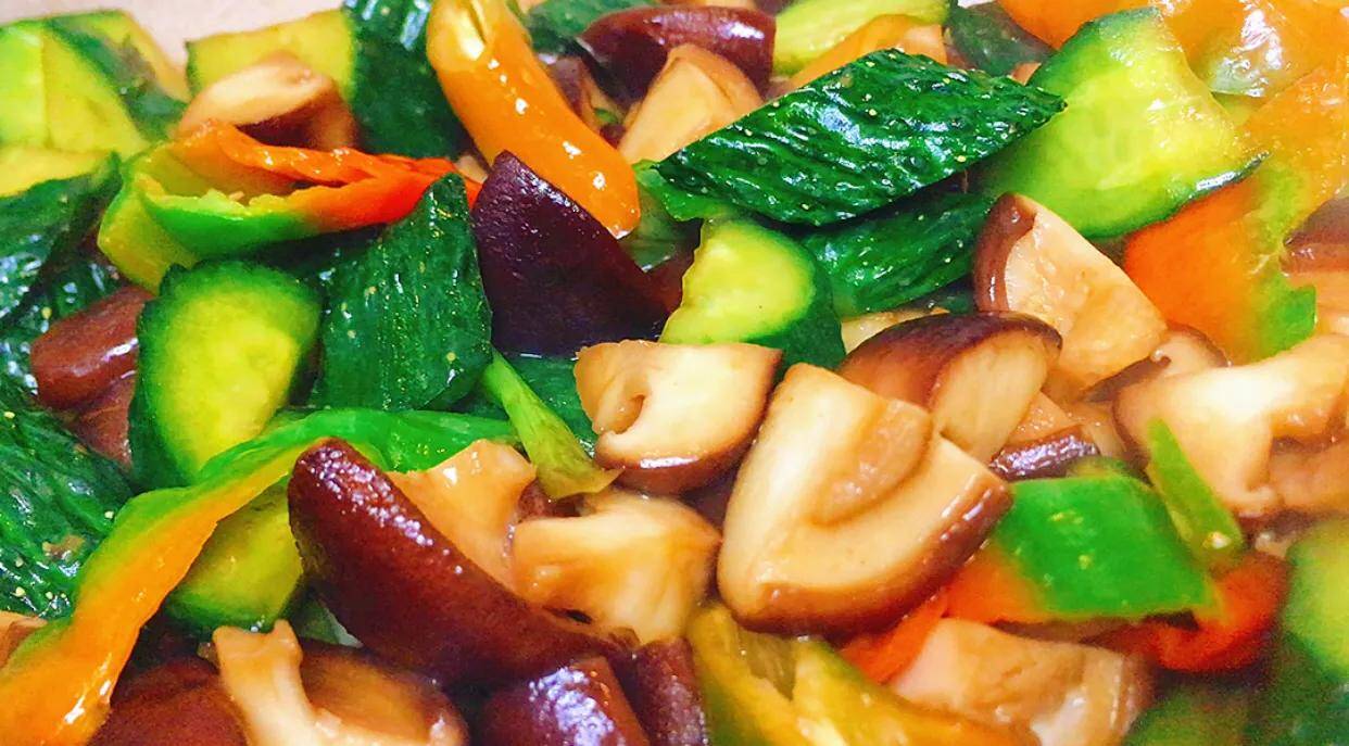 清香味美营养丰富的黄瓜炒香菇的家常做法口感脆嫩开胃助消化