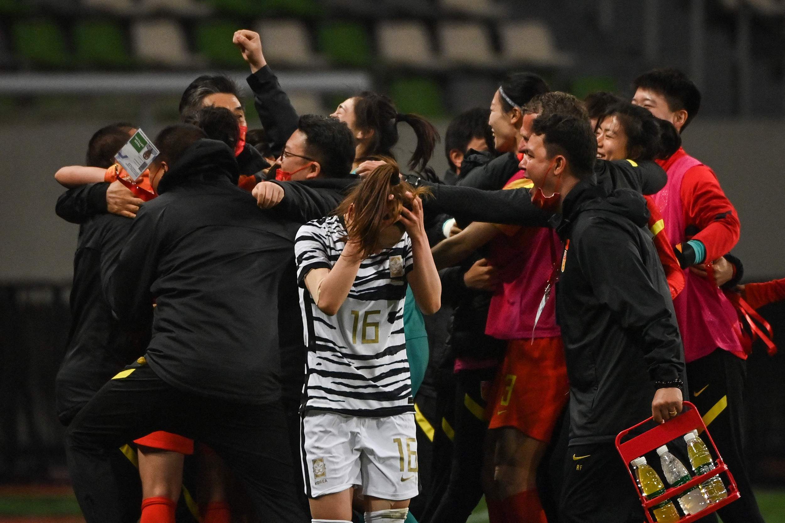 韩媒疯狂挑刺：防疫措施、中国球迷、球童、担架无一幸免_比赛