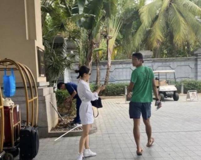 公开恋情2天后，王子文吴永恩牵手亮相红毯！二人首次合体秀恩爱