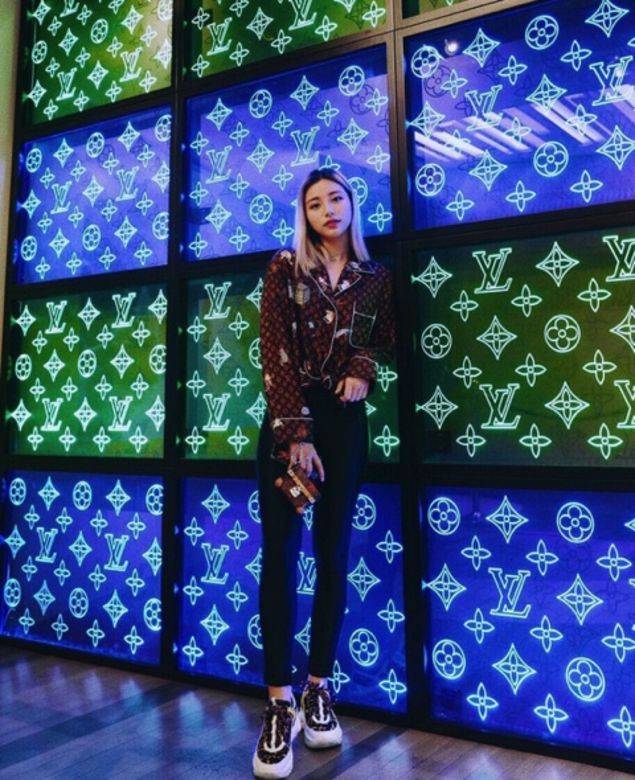 她是拥有最多爱马仕的新加坡名媛女儿,揭开calista cuaca的超豪时尚网