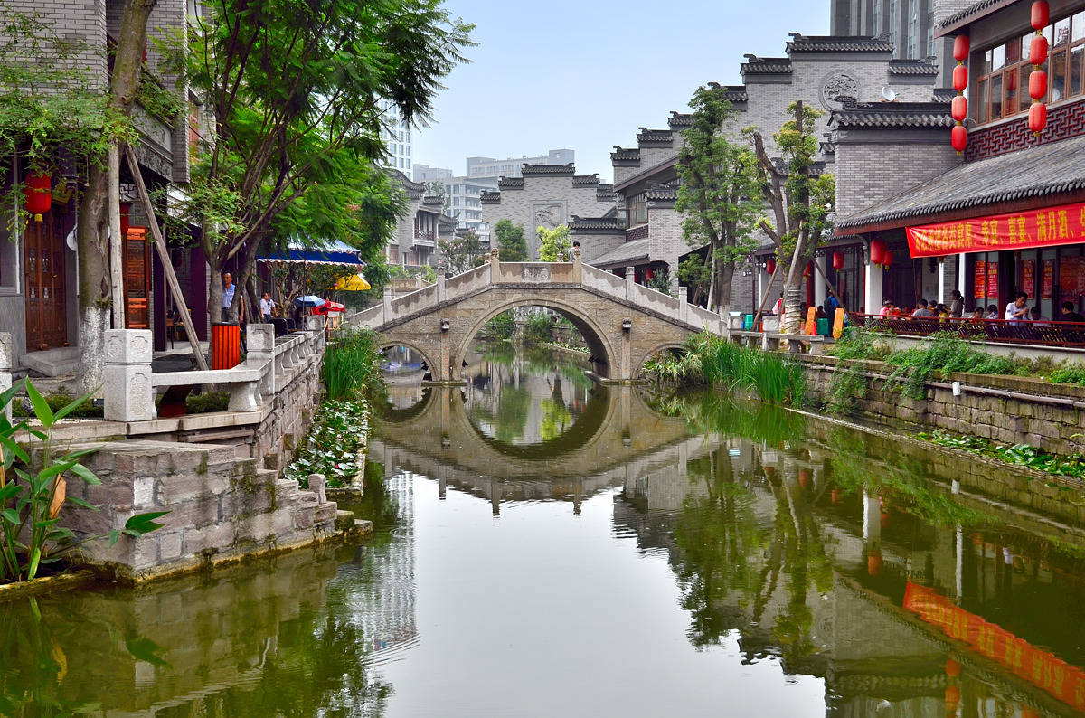 号称是四川的第一古镇交通便利景色优美耗资20亿却不要门票