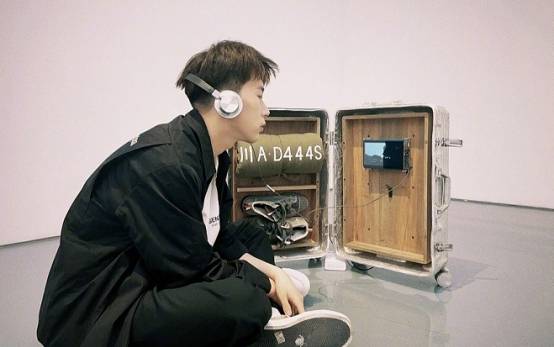 演员费启鸣分享一组自拍图网友们喊道满满都是少年感