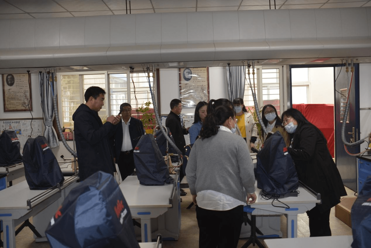 通州六中常恩元校长带领乌丹三中干部教师参观了校园和各种功能教室