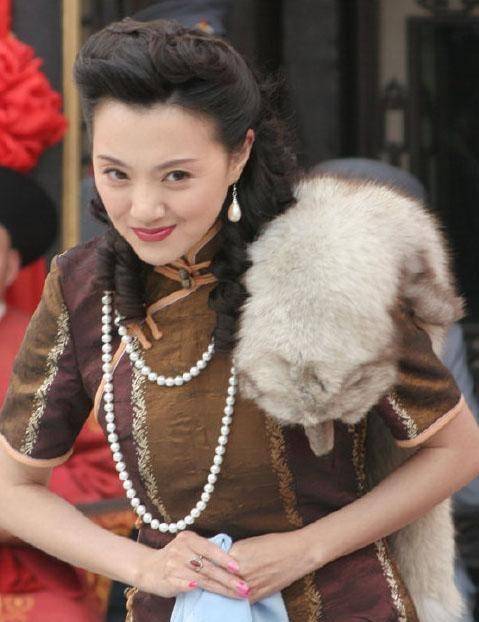 她被誉为"春晚小品皇后",穿旗袍优雅妩媚,46岁依旧风韵犹存_金玉婷