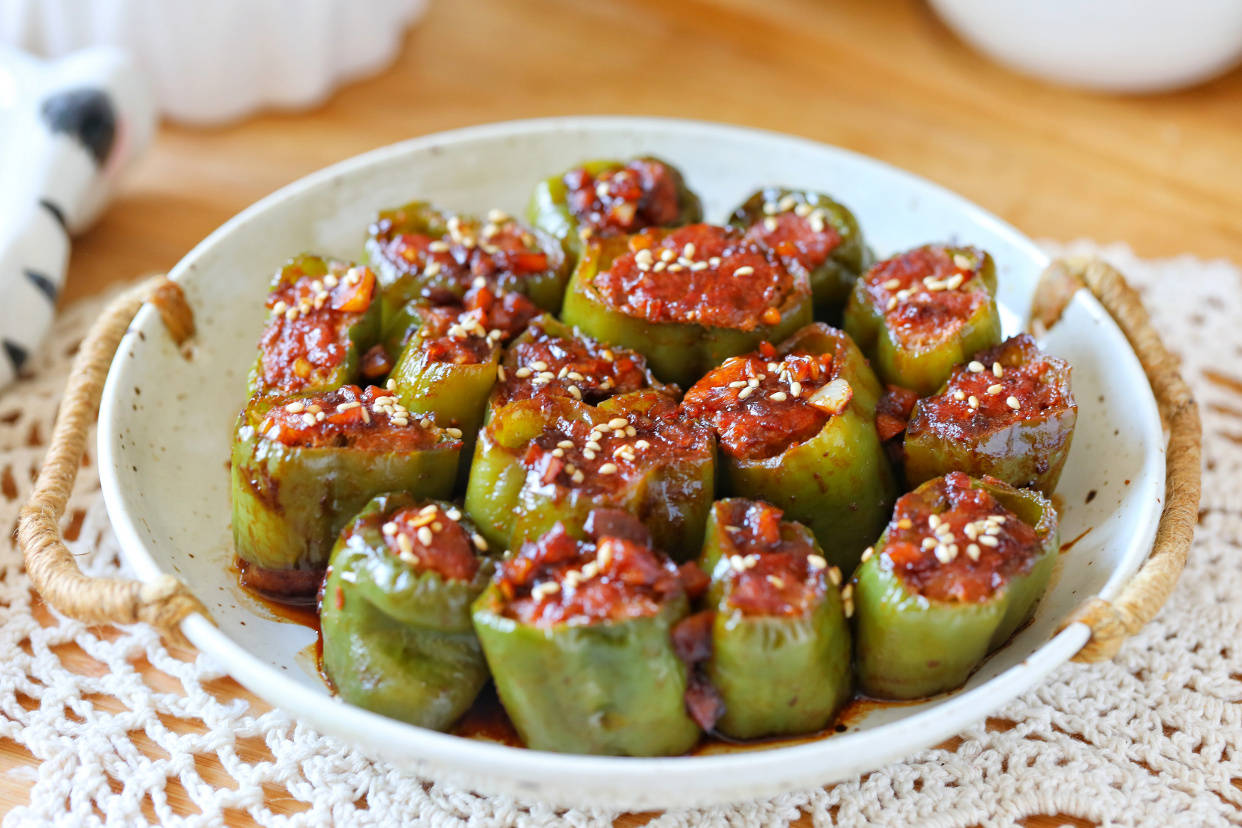 原创青椒酿肉这样做吃着更方便,酸辣过瘾,一口一个,配上米饭太香了