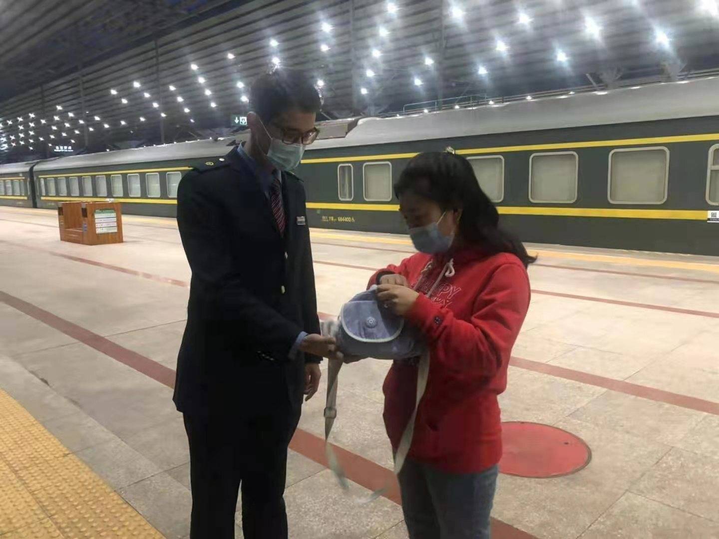 北京西站z44次列车上的感人一幕