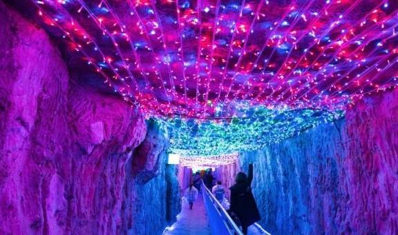 中国历史最悠久的溶洞就位于重庆，并被誉为“世界上最美的洞穴”