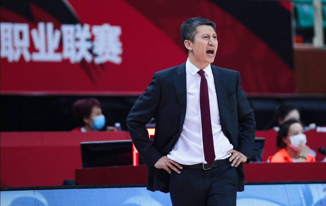 最佳教练奖该颁给谁杜指导可能完成三连杨鸣或刘维伟也有可能