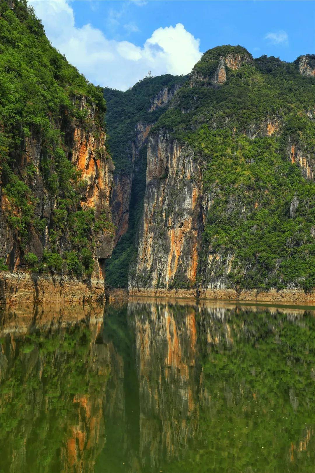 北盘江大峡谷被誉为贵州峡谷之最,是集峡谷风光之大成,以系列喀斯特及