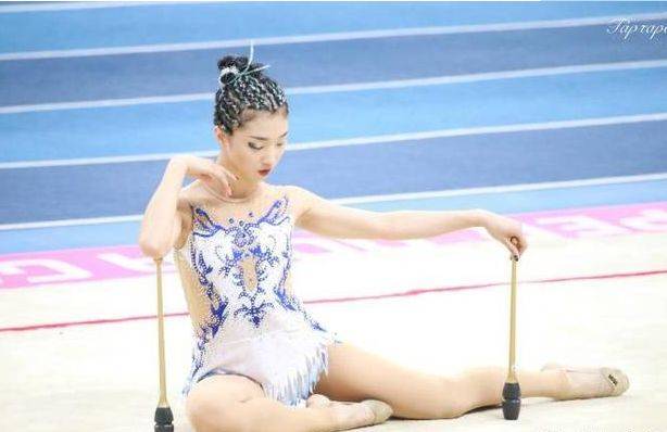 她是中国体操女神 曾因上围发育好被迫退役 今成功转行当演员 陈小