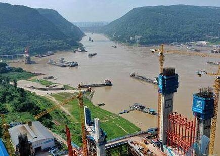 重庆在建一座长江大桥，是一座公轨两用桥，预计2022年建成通车