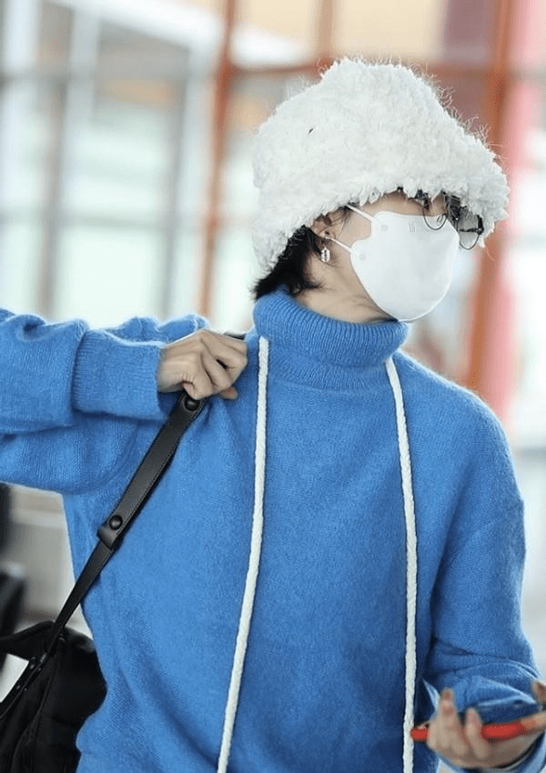 郁可唯变身蓝朋友还挺可爱的,套装搭配很清新,白色帽子太抢镜_蓝色