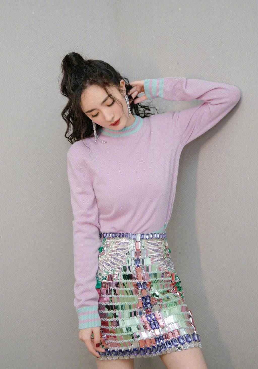 气质美女杨幂魔芋紫针织衫配亮片短裙美丽逼人又秀大长腿