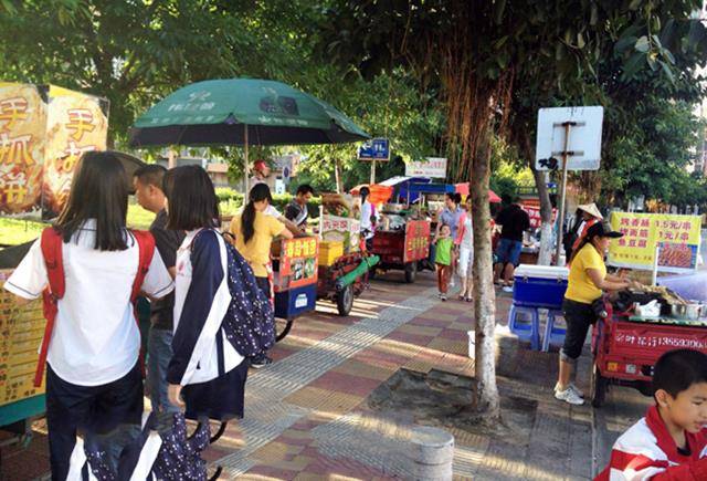学校门口大堵车,可谓是有人欢喜有人忧,欢喜的自然是那些在门口摆摊卖