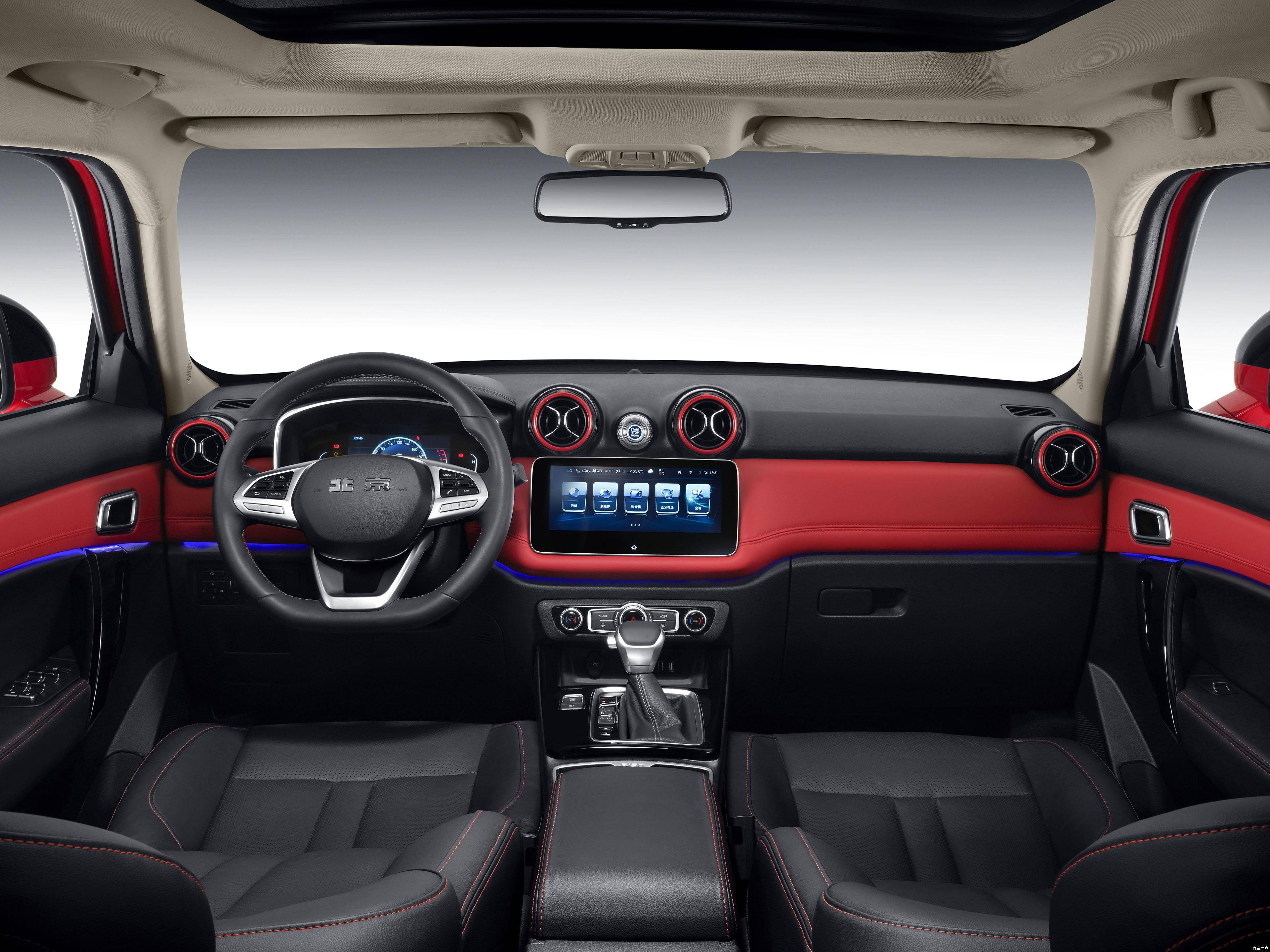 内饰方面,新车采用的是家族化设计语言,中控台层次感比较强,而且大