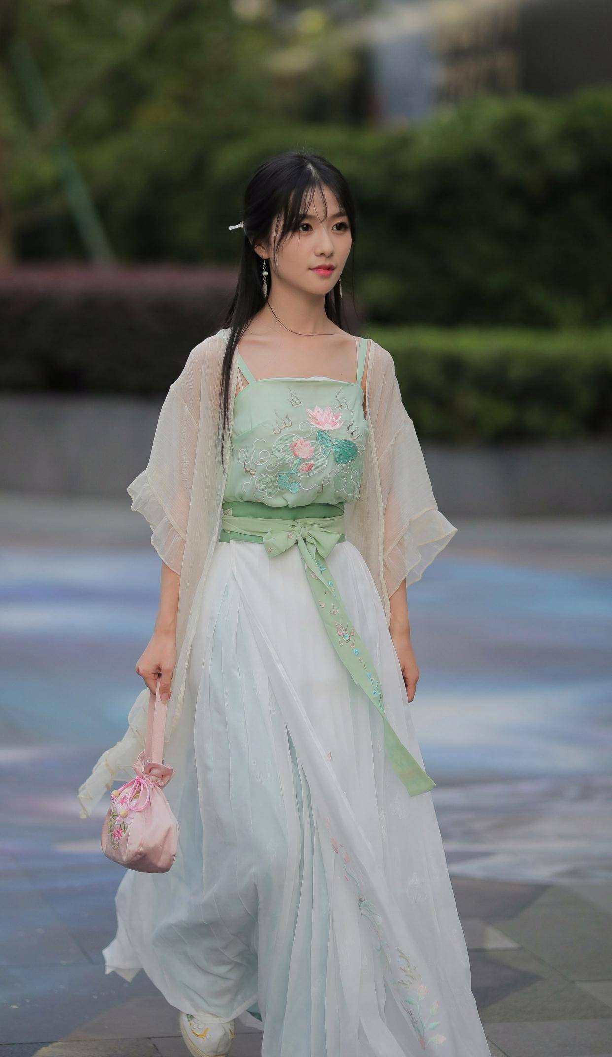 原创夏天连衣裙穿腻了,试试改良款汉服,打造古典美气质