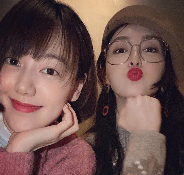 唐嫣晒与好友合影,因瘦脸特效开得太大,"锥子脸"看着好吓人!