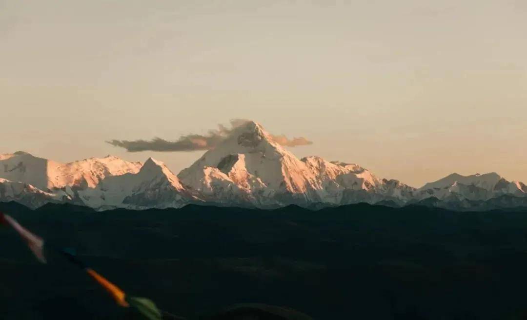 这里海拔4200m,视野极为开阔 纯白帐篷,五彩尼玛堆,经幡,风马旗,各种