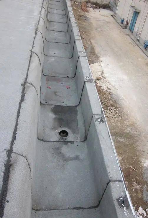 叠层铺贴的各层卷材,在天沟与屋面交接处,应采用叉接法搭接,搭接缝应