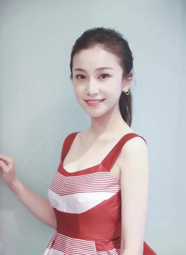 姜梓新胖了更好看不再是大头娃娃穿吊带连衣裙大气许多