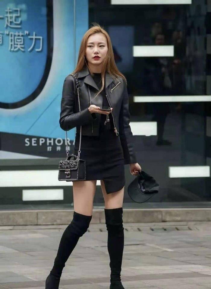 黑色皮夹克搭配过膝长靴,简单大方不失时尚,还酷范十足