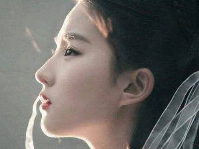 原创四位拥有高鼻梁的女星,李嘉欣的鼻子欧美风!她的看起来很精致