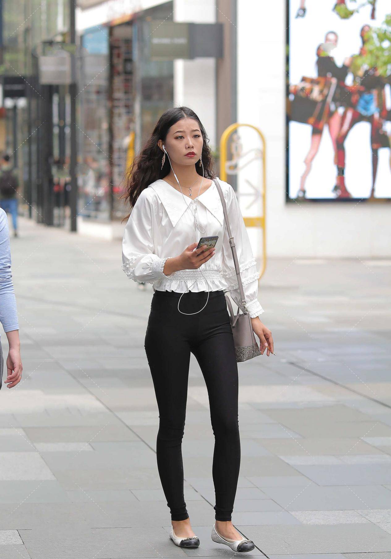 白色高腰衬衫搭配黑色运动裤,轻松出街