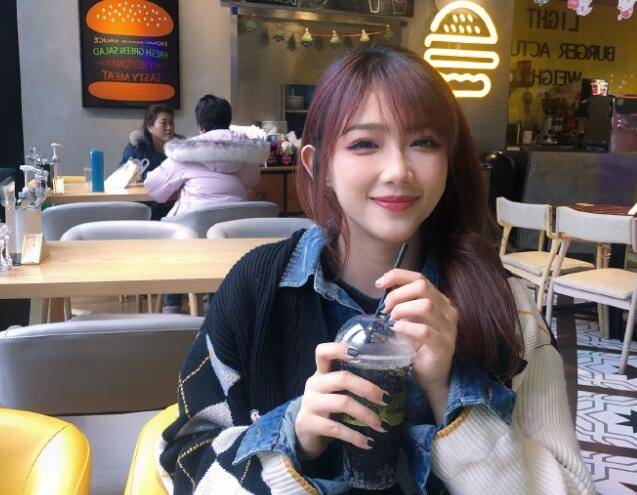 又一位网红翻车,视频永远只有上半身,被偷拍暴露了自己的大象腿