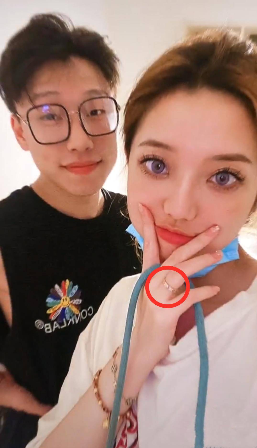 两人超有夫妻相,男友超像张艺兴?