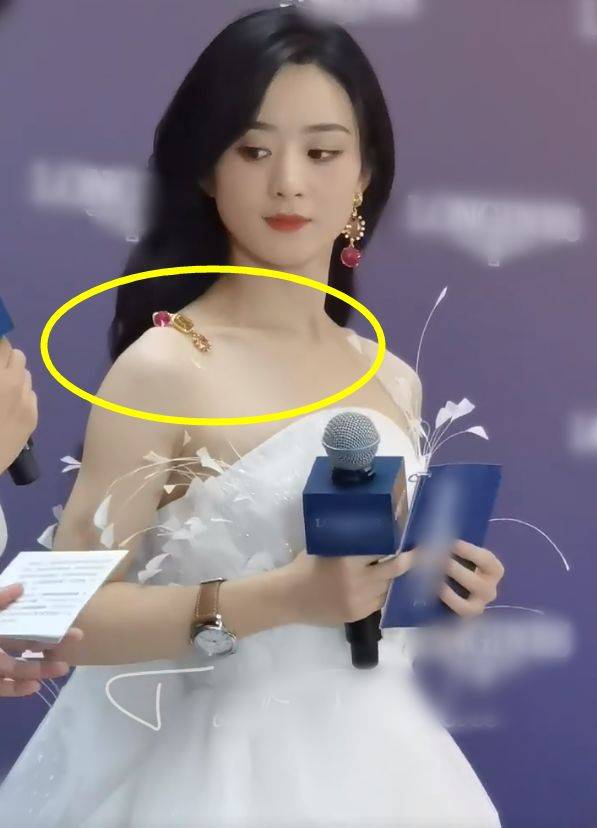 赵丽颖镜头前耳环掉落,看清她救场反应,忍不住夸她机智