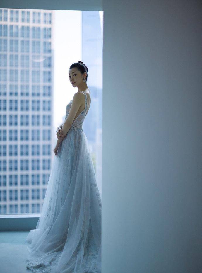 宋轶也一改往日风格,很聪明地选择了深v领的造型,领口直开到腰线位