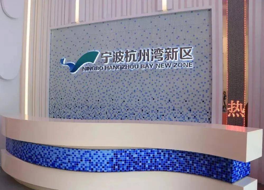 波浪形的前台一如杭州湾的logo01▼走进大厅,迎面而来是这样的爬上