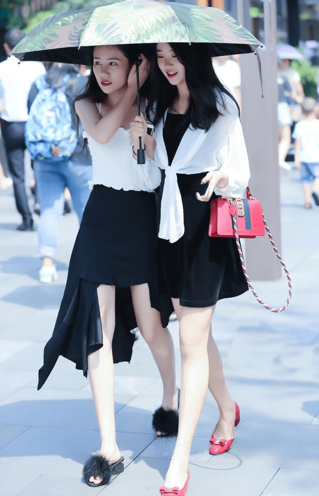 手挽手逛街的美女闺蜜加倍的魅力往往更引人注目