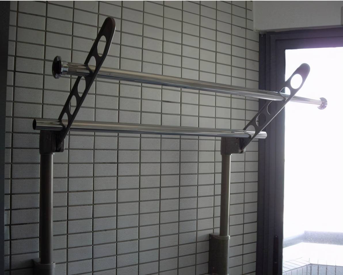 越来越多人不把晾衣杆装阳台中间,他们这样装,入住才知多实用