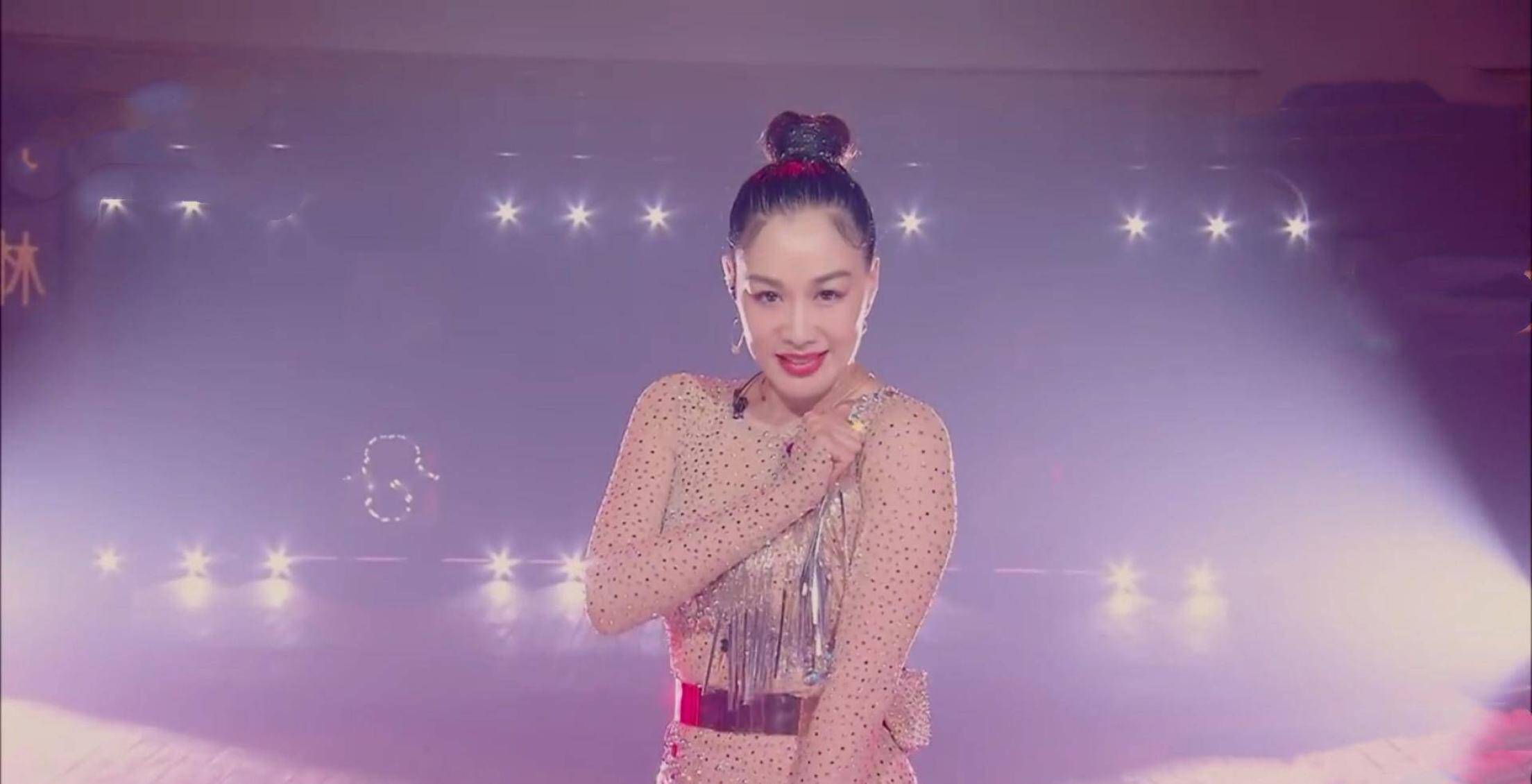 原创50岁钟丽缇真大胆挑战肉色紧身衣性感又靓丽为拼四胎身体发福