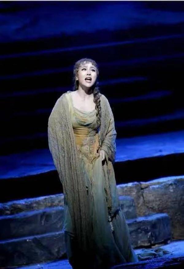 原创47岁的沈腾姐姐沈娜宛如少女 和小5岁弟弟沈腾同框好似两代人