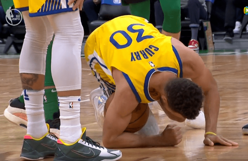 库里90度崴脚!吃止痛药轰10个三分破纪录,勇士悍将救球撞头伤退