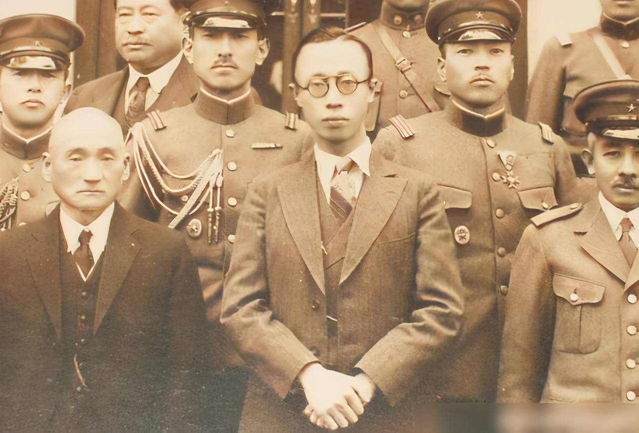 清朝末代皇后婉容优雅高贵吸食鸦片精神异常最后死在监狱中